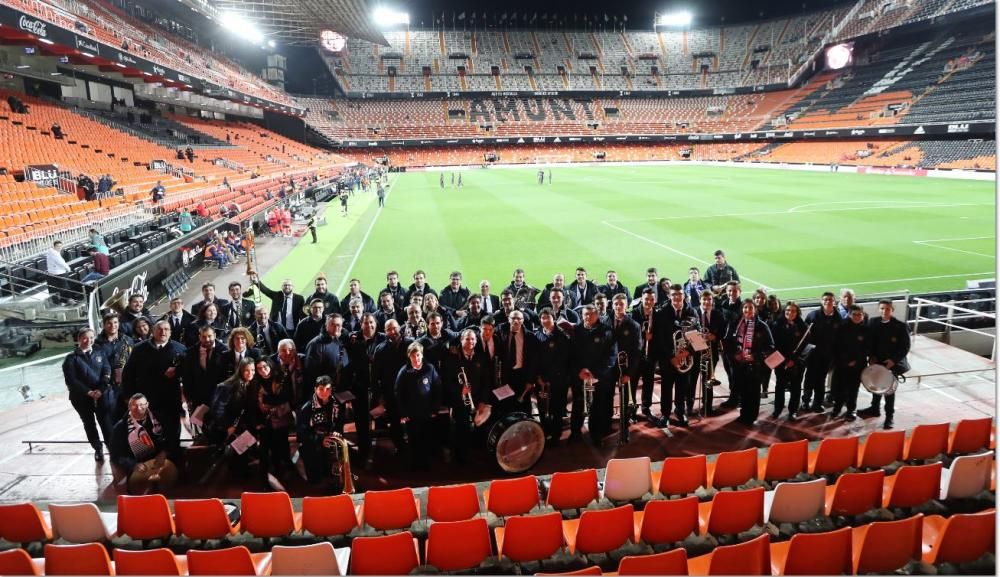 Llanera de Ranes interpreta ‘Amics’ en el Derbi