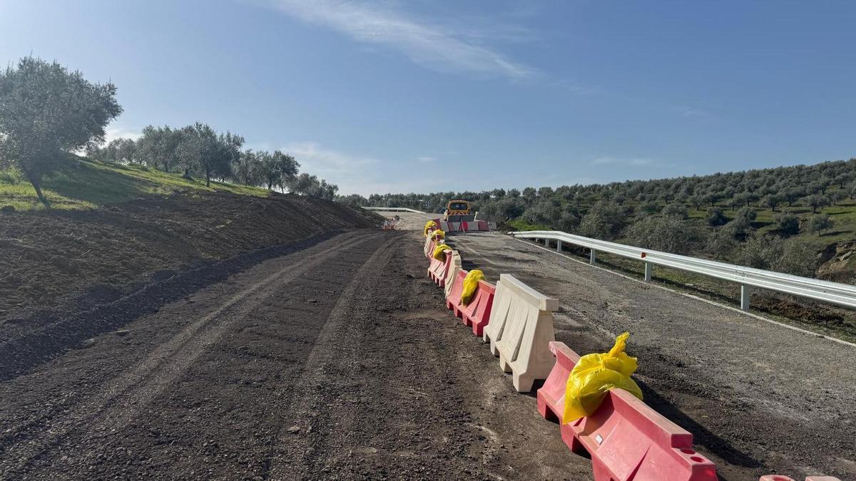 La A‑3125 cuando el pasado mes de febrero se abrió al tráfico de forma provisional para garantizar el acceso a las fincas olivareras.