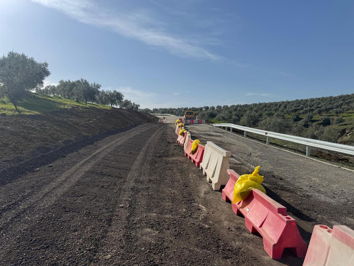 La A‑3125, abierta al tráfico para garantizar el acceso a las fincas olivarera.