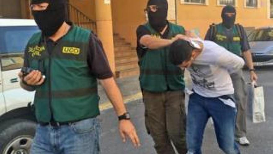 Imágenes de la Guardia Civil con algunos detenidos de la operación en Catral y ante el inmueble donde fueron apresados y uno intentó huir.