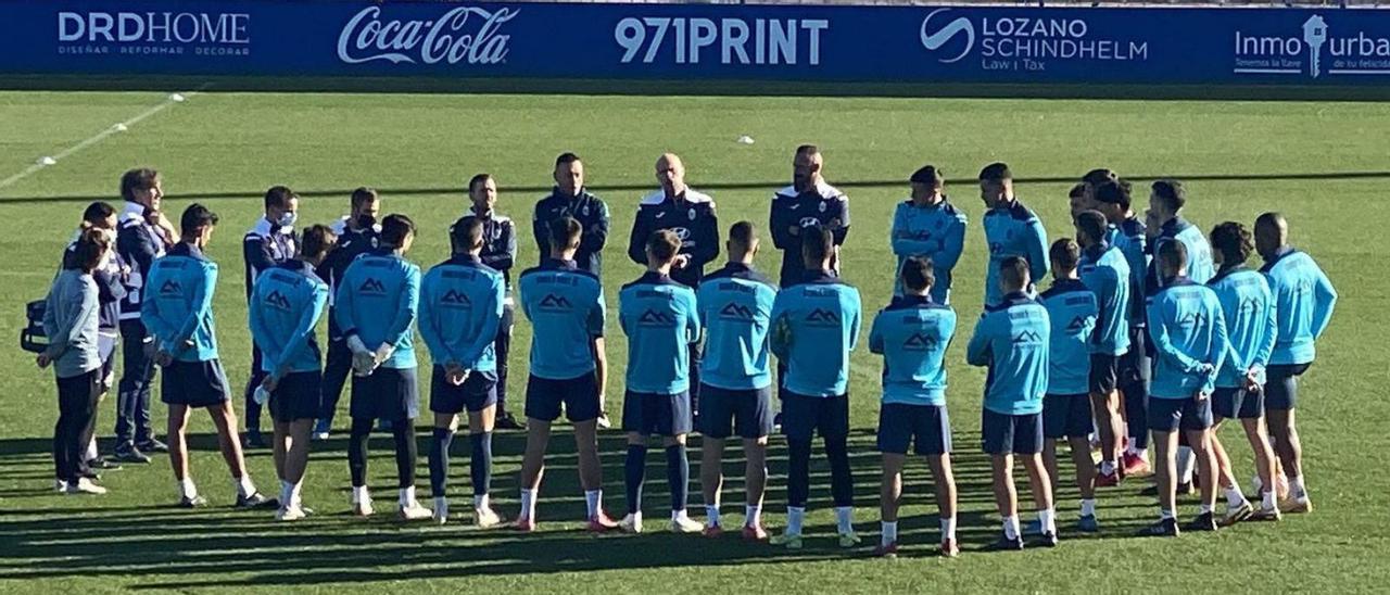 Xavi Calm da instrucciones a sus jugadores en el Estadio Balear. | ATB