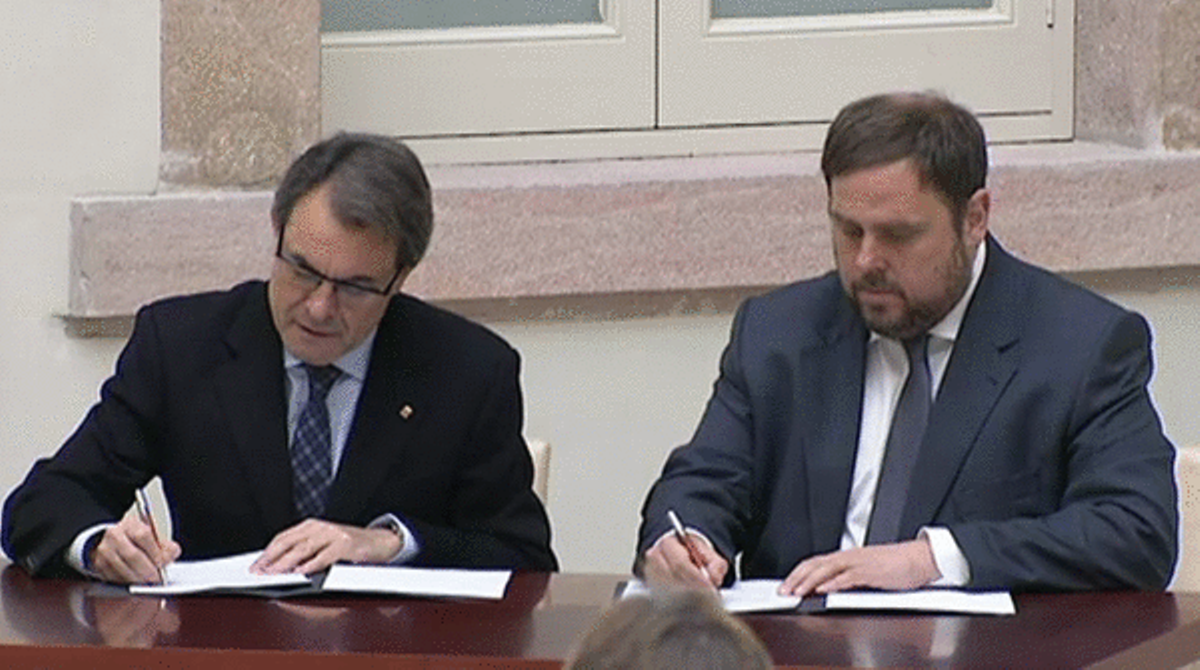 Artur Mas i Oriol Junqueras firmen el pacte de governabilitat.