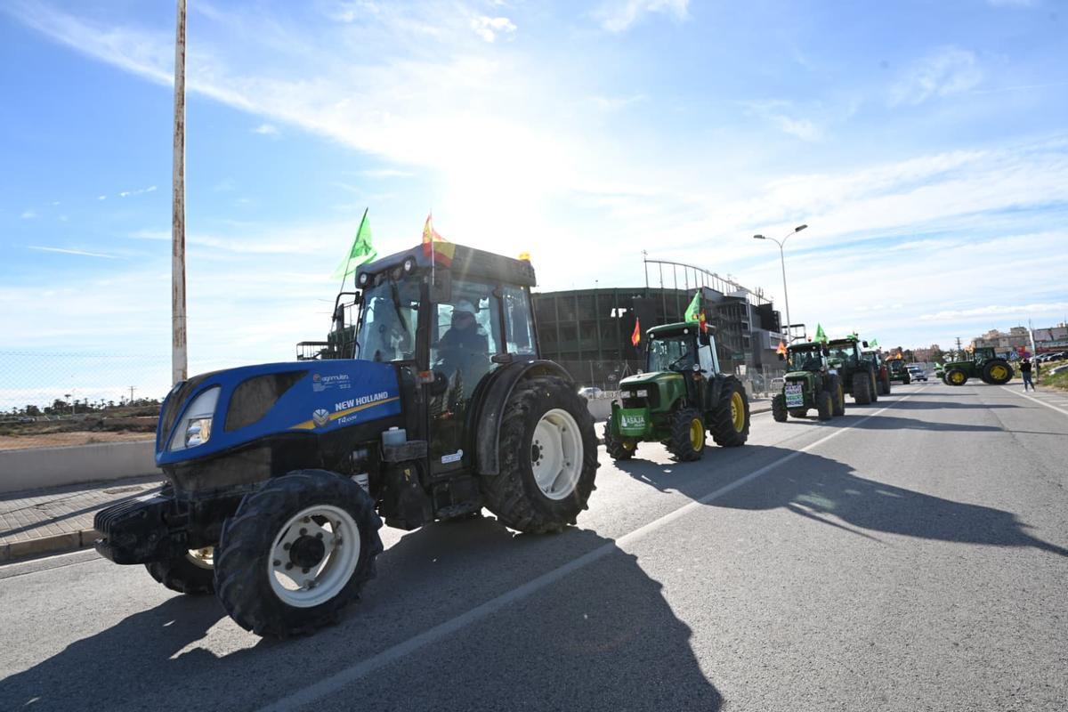 Así ha sido la salida de la tractorada desde Elche