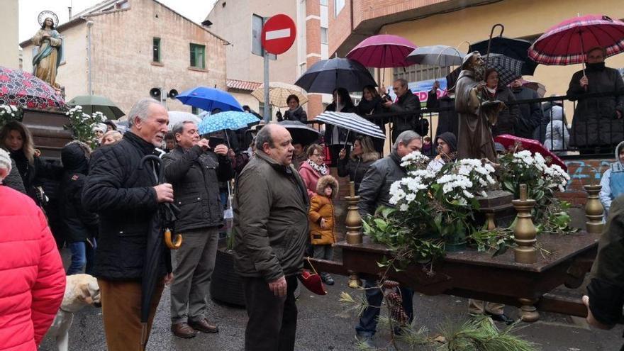 Un centenar de animales reciben la bendición de San Antón en Teruel