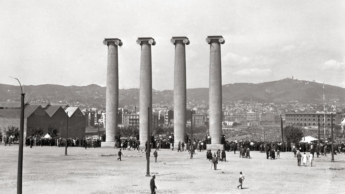 Las cuatro simbólicas columnas a las que Puig i Cadafalch concedió un lugar preminente en su diseño del recinto expositivo.