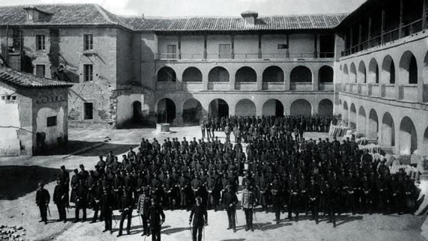 Formación en el cuartel de Infantería (1887)