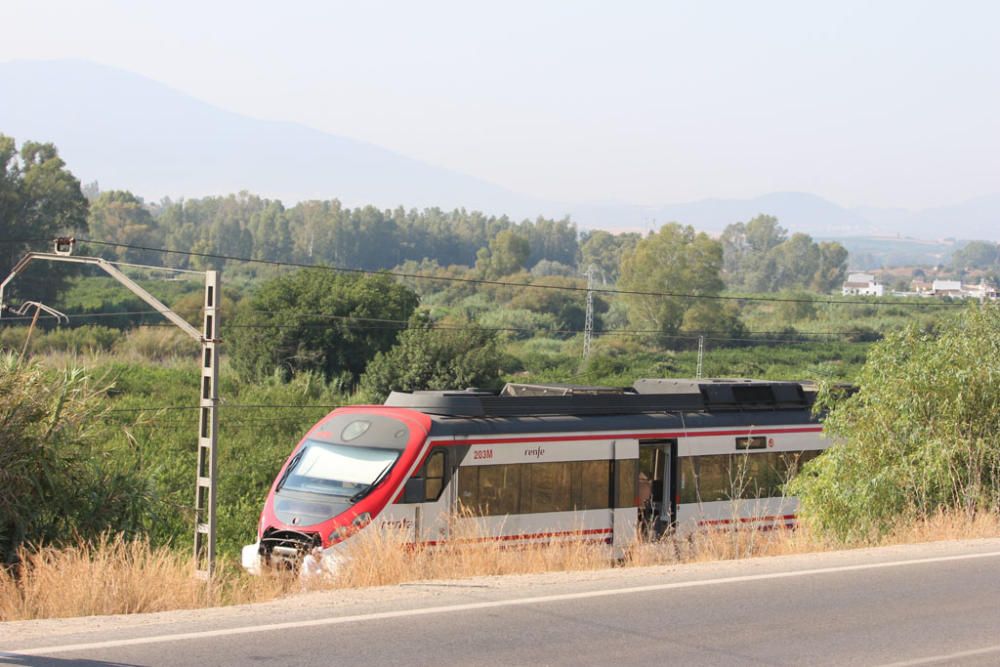 La menor era perdida de vista por sus padres cuando estos cenaban el miércoles por la noche, activándose un dispositivo de búsqueda. El cuerpo de la niña era localizado junto a la vía del tren