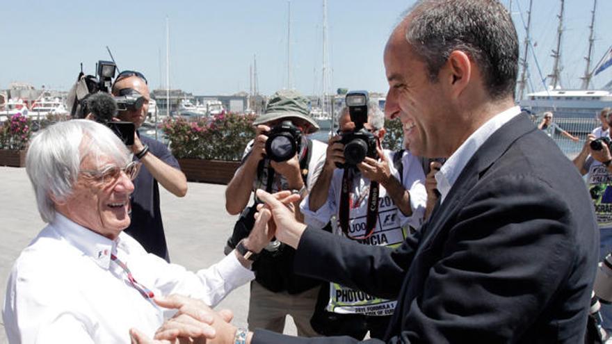 Francisco Camps y Bernie Ecclestone se saludan en un GP de Europa.