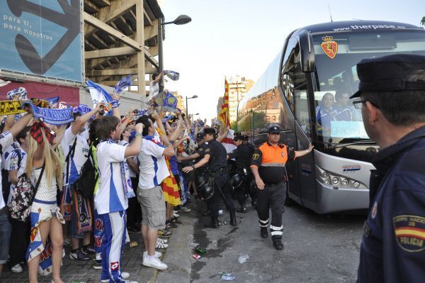 Apoteósica llegada del Real Zaragoza al Ciudad de Valencia.