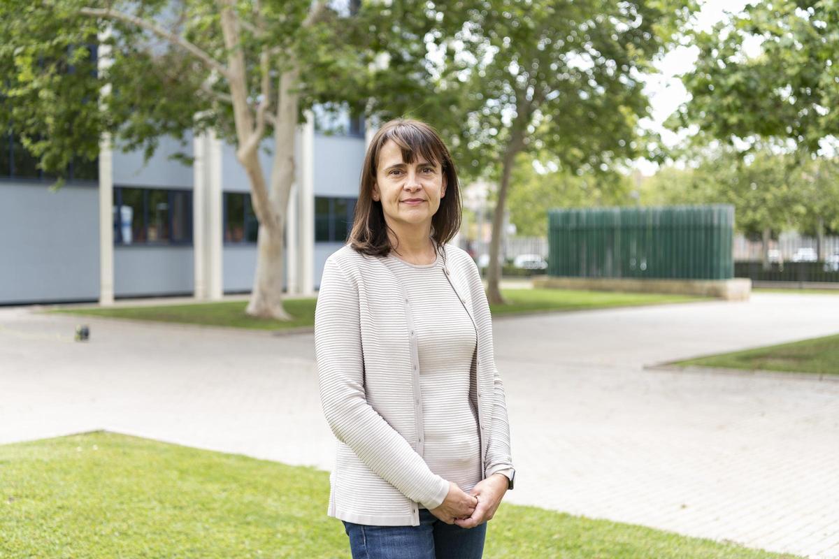 La doctora Alexandra Velty, campeona de España del premio Frontiers Planet 2024, frente a las instalaciones del Instituto de Tecnología Química (ITQ) de València, un centro mixto de la Politècnica y el CSIC.