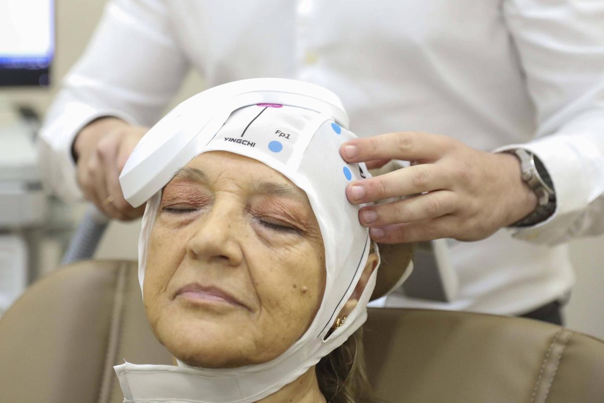 Una paciente recibe una sesión del tratamiento