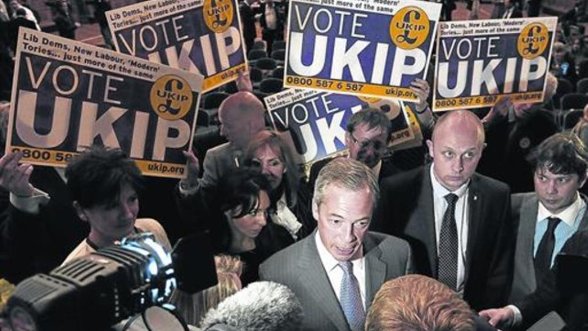 Nigel Farage habla con los medios tras conocer su victoria en la noche electoral.