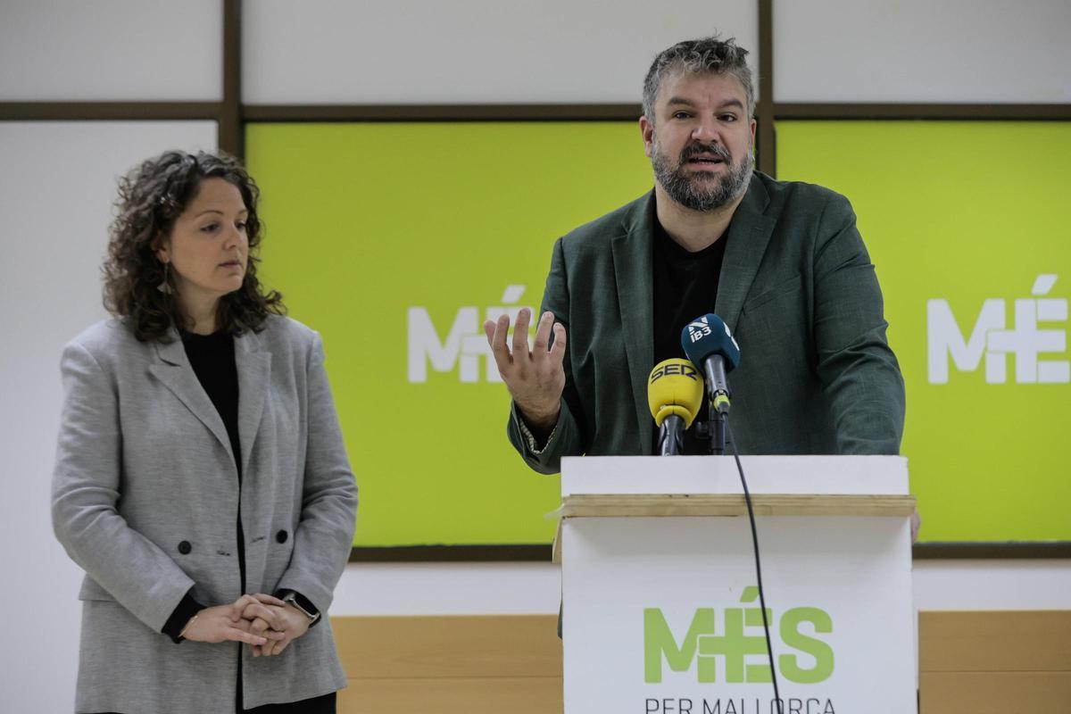 El portavoz de Més per Mallorca, Lluís Apesteguia, junto a la diputada de los ecosoberanistas y autora de la propuesta, Marta Carrió