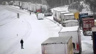 Una fuerte nevada deja atrapadas a 1.000 personas en sus vehículos bajo la nieve en Suecia