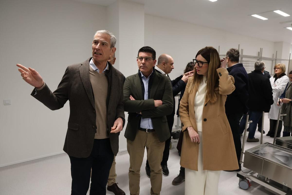 Visita del director de Gestión Económica, Pedro López, al nuevo hospital de Ontinyent, junto al alcalde.