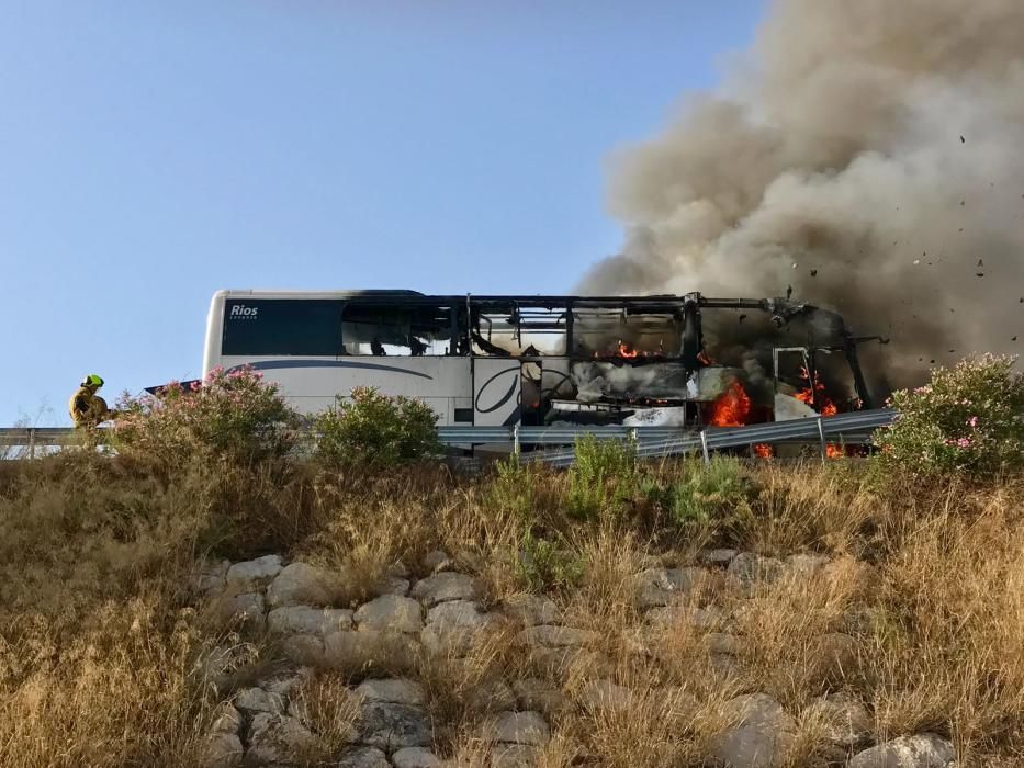 Un autobús queda calcinado en la autovía A7