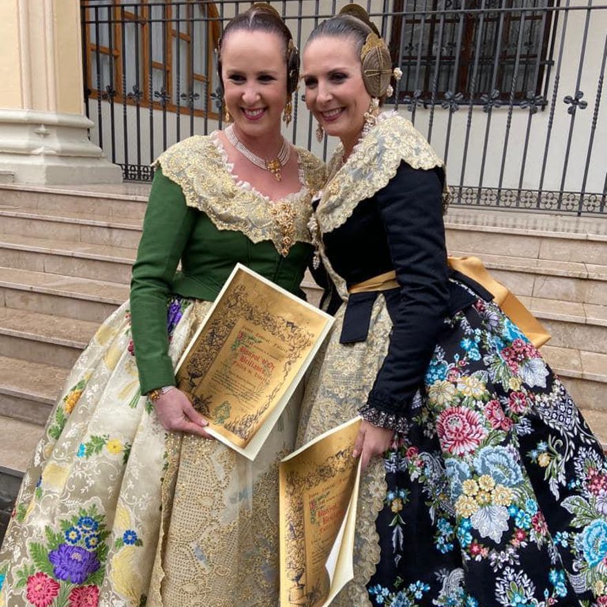 Vanessa y su prima, también corte de honor, Mayra Piqueres