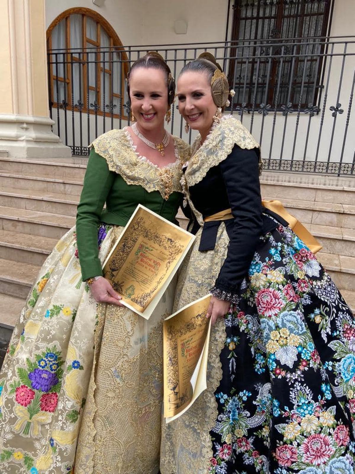 Vanessa y su prima, también corte de honor, Mayra Piqueres
