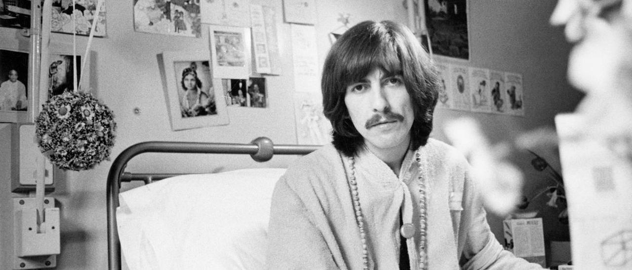 George Harrison, convaleciente de una amigdalitis, en Londres en 1969.