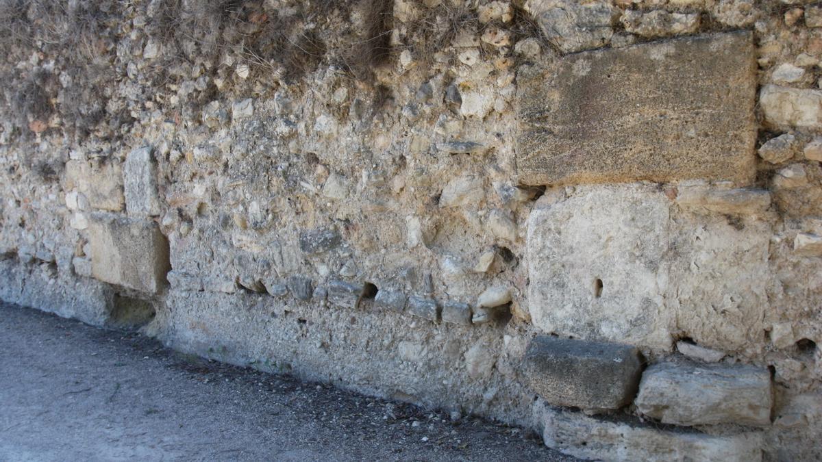 Muro que podrían corresponderse con los vestigios de la antigua mezquita junto a Sant Feliu.