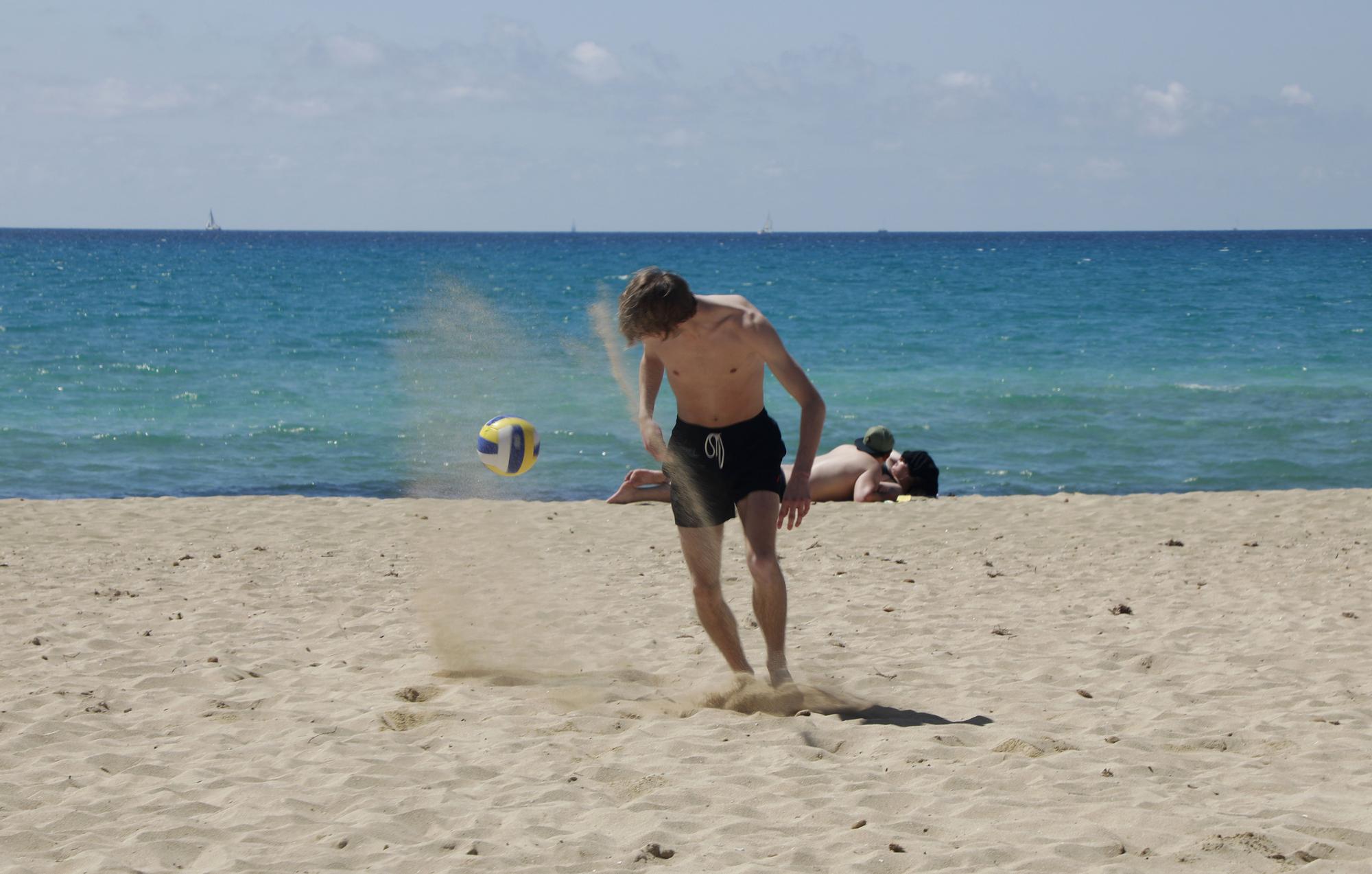 Endlich wieder Mallorca: So genießen die Menschen den Strand an der Playa de Palma