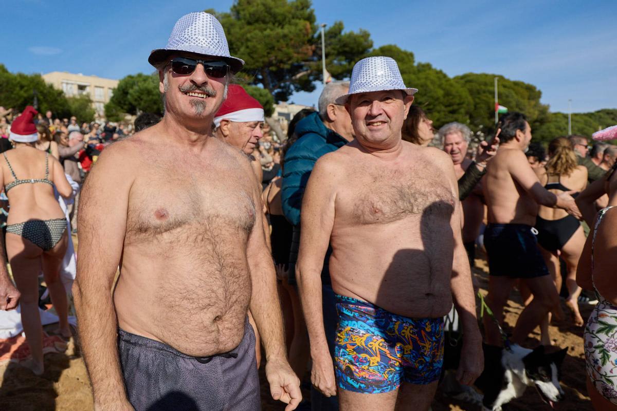 Les fotos del primer bany de l'any 2026 a Sant Feliu de Guíxols