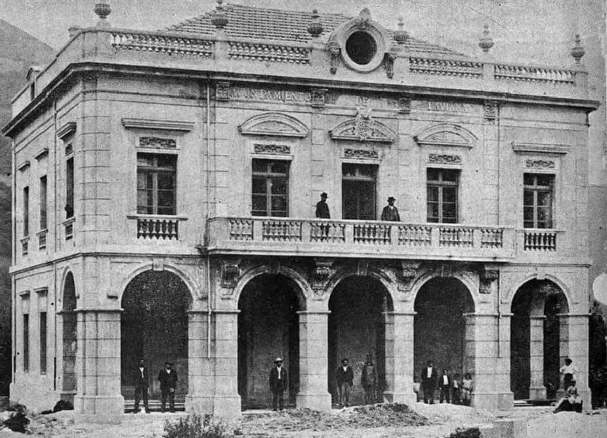 Laviana restaurará la fachada de su ayuntamiento, que cumple 120 años