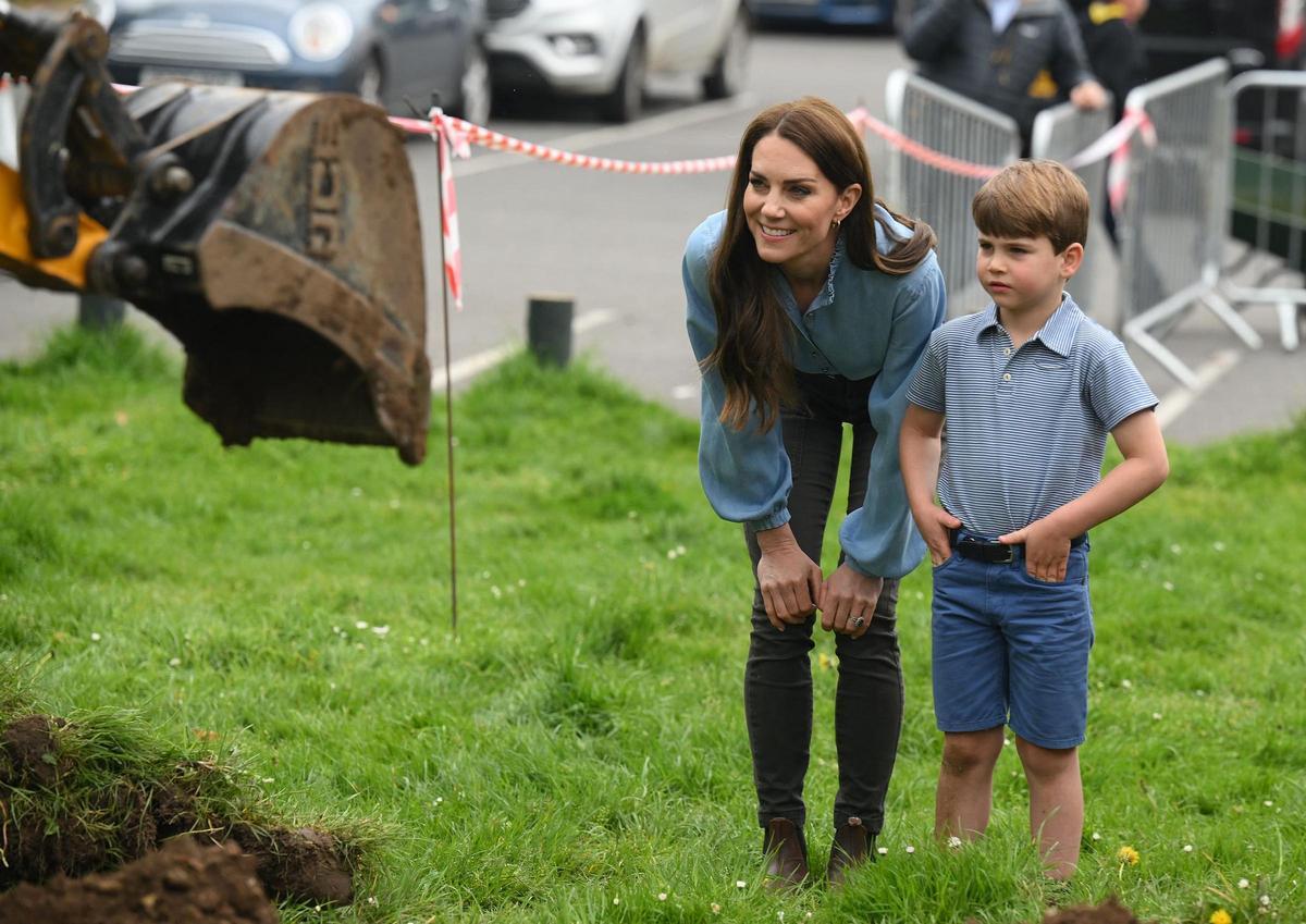 El príncipe Louis, el gran protagonista de un encuentro con 'scouts'. Se trata del último acto de sus padres, los príncipes de Gales, con motivo de la coronación del rey Carlos III El príncipe Louis, el gran protagonista de un encuentro con 'scouts'. Se trata del último acto de sus padres, los príncipes de Gales, con motivo de la coronación del rey Carlos III