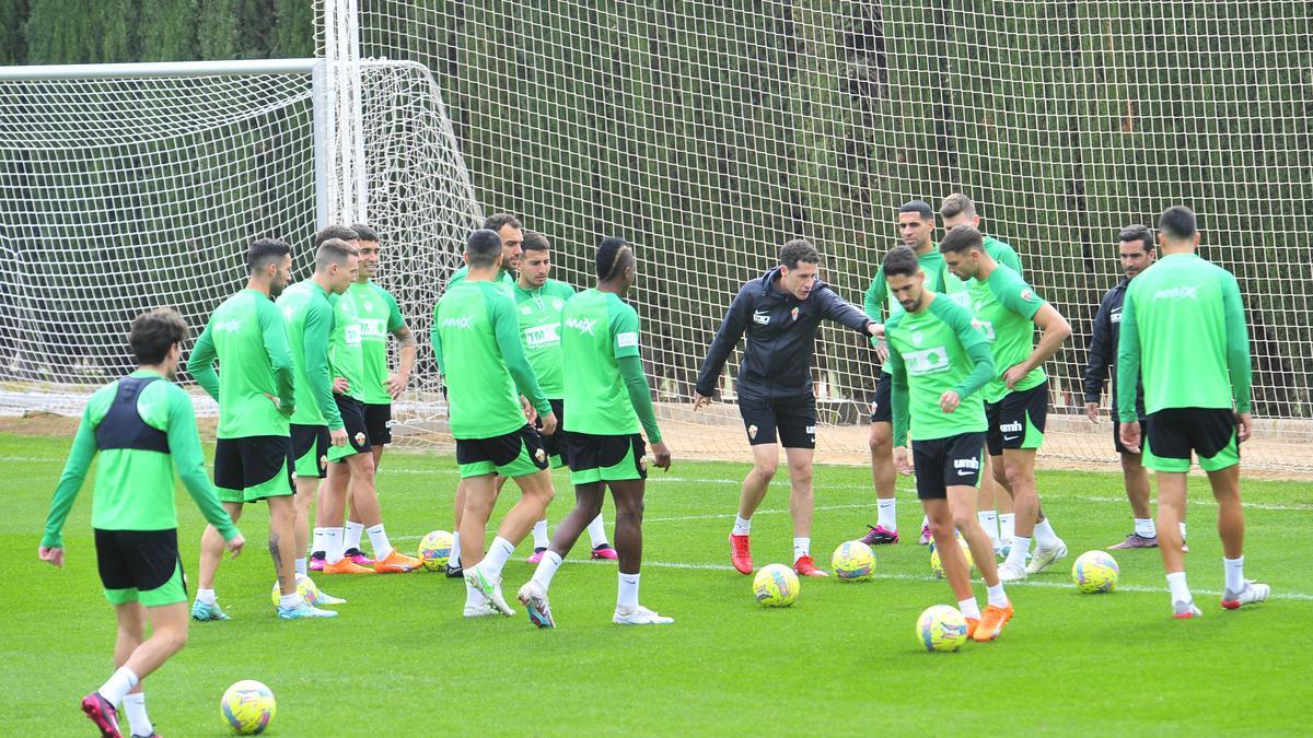 Los jugadores del Elche, durante un entrenamiento, en el campo Díez Iborra