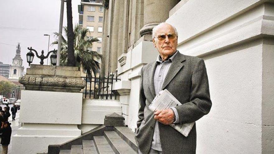 Víctor Pey, en la escalinata de la Biblioteca Nacional de Chile.