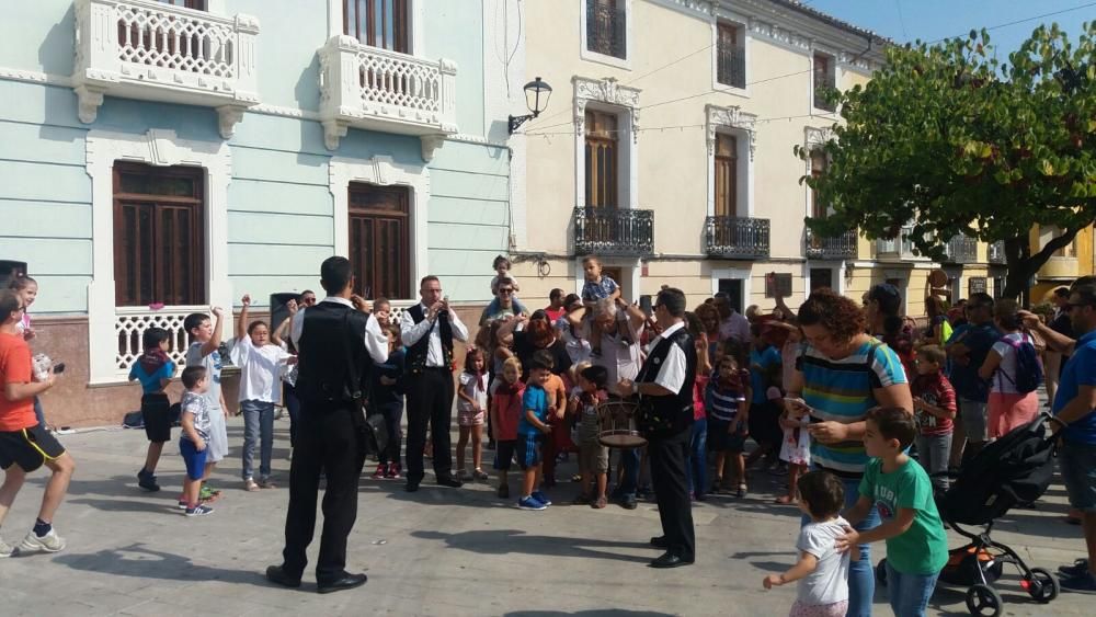 Pequeñas pisadas de la uva en Bullas