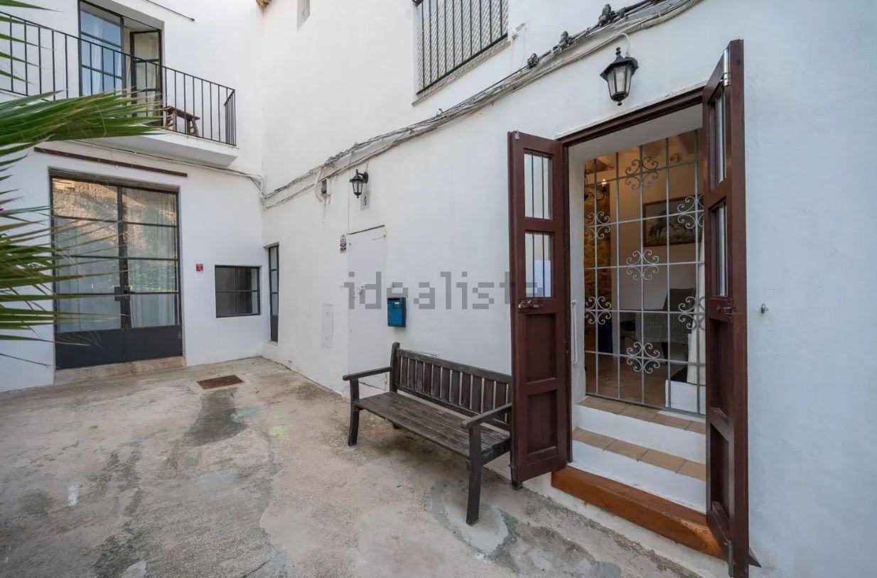 A la venta un edificio con dos apartamentos y negocio en Ibiza por 625.000 euros