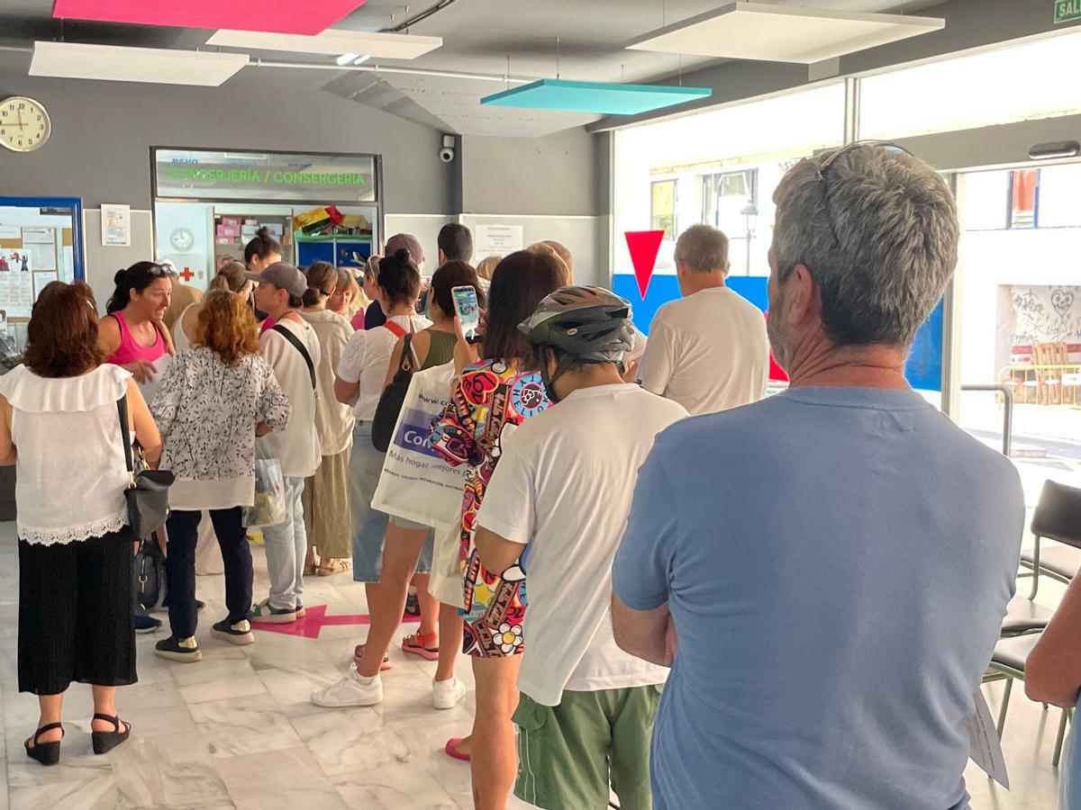 Colas en la Escuela Oficial de Idiomas de Alicante para inscribirse.