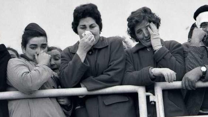 Familiares en Vigo pendentes dun secuestro, en 1961; fotografía familiar diante da Estación Marítima.