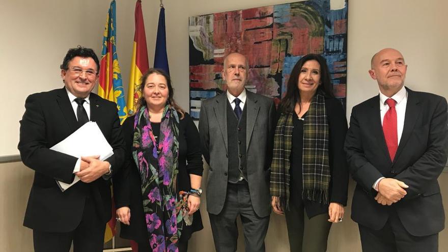 Jorge Muñoz, Rebeca Lino, Juan Antonio Lloret, Auxiliadora Borja y Héctor Paricio, al finalizar el debate en la Facultad de Derecho.