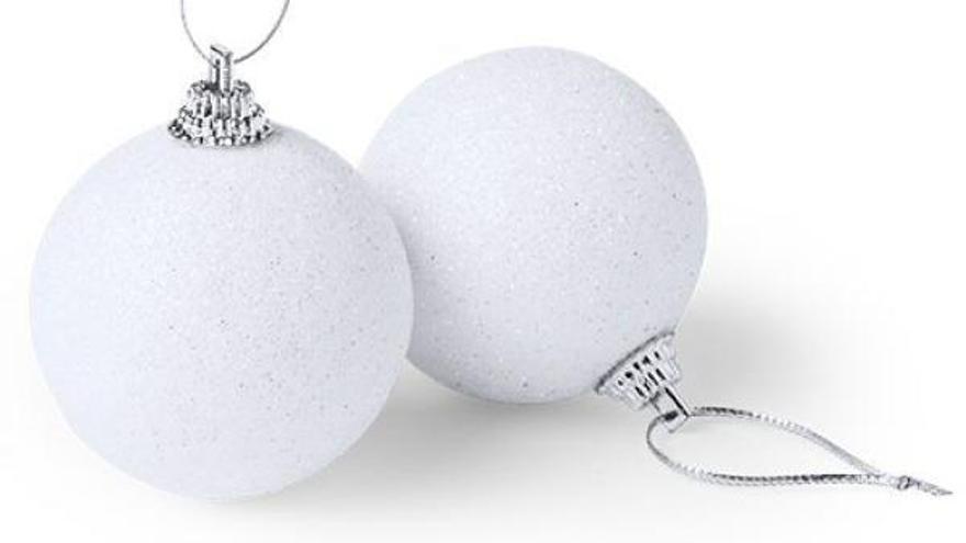 Bolas de Navidad blancas.