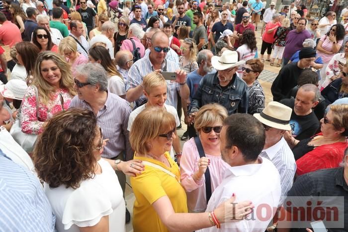 Cientos de personas protestan frente al Ayuntamiento de Cartagena por el pacto entre PP, PSOE y Cs