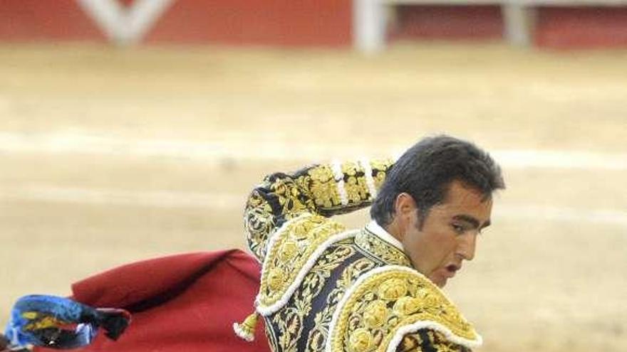 El Fandi torea en la feria taurina del pasado año. / juan varela