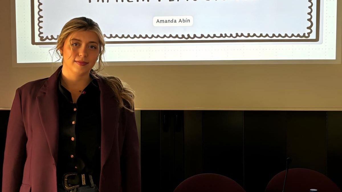 La psicóloga Amanda Abín, ayer, en el aula polivalente de la Casa de Cultura de Grado. | R. Á. R.