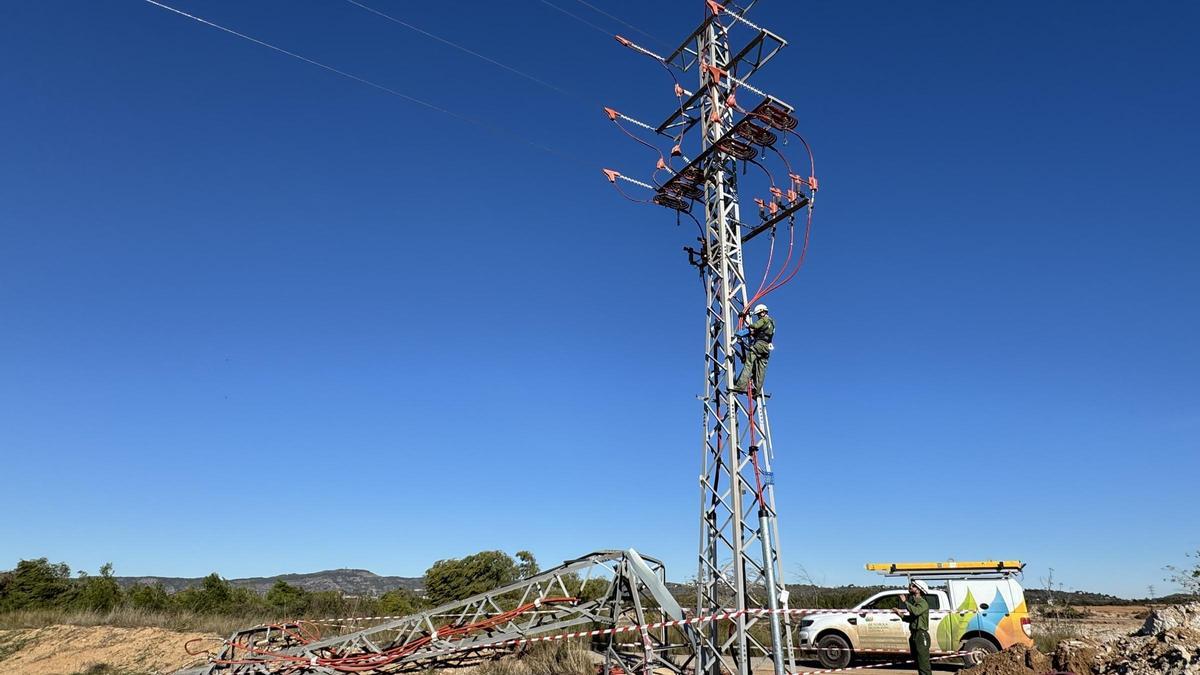 Trabajos de reconstrucción de la red de Iberdrola tras la dana.