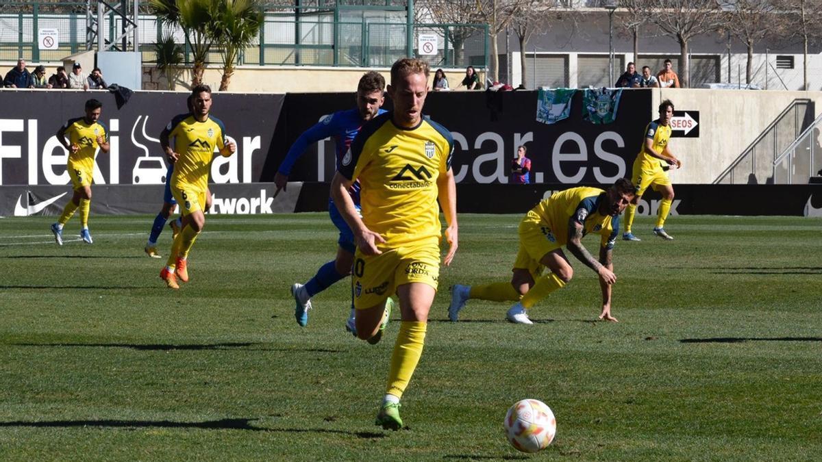 Dani Nieto conduce el balón en el partido ante el Eldense.