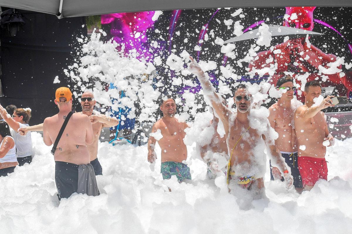 Fiesta de la espuma en el Maspalomas Pride 2024