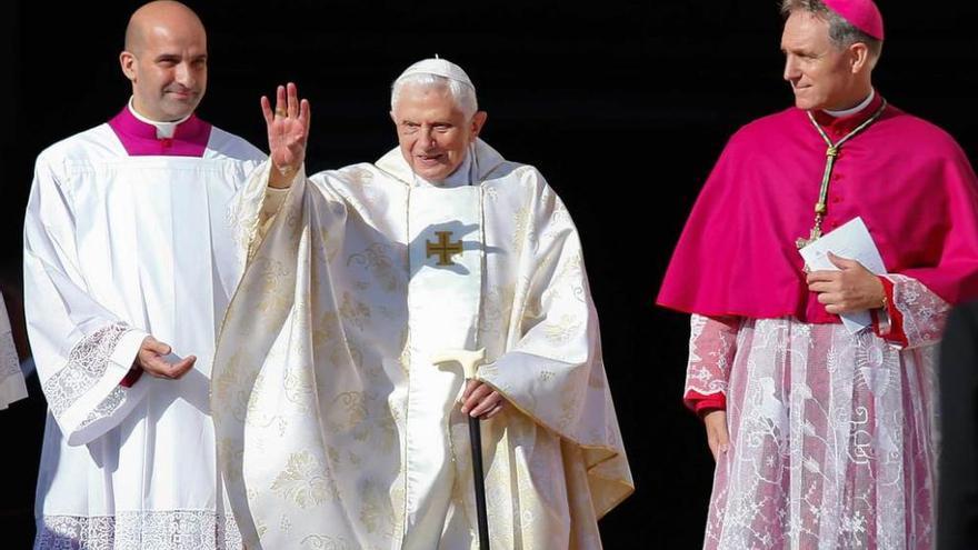 Benedicto XVI saluda a los congregados ayer en Roma.