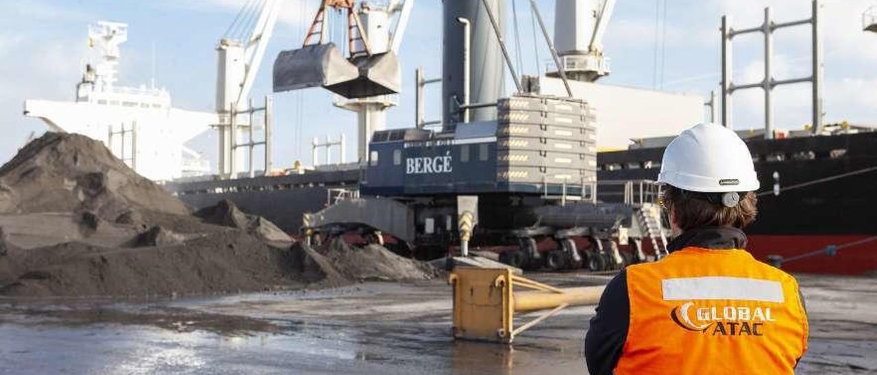 Labores de estiba de la bauxita sintética en el barco &quot;Glory Dina&quot;, ayer, en la ampliación de El Musel.