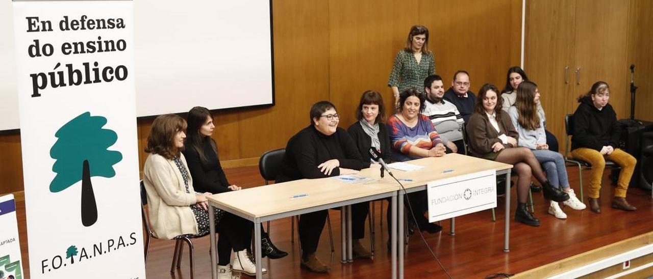 La presidenta de Foanpas, Iria Salvalde (en la mesa, con gafas), junto a los jóvenes con discapacidad que se formarán en los comedores escolares de Vigo.