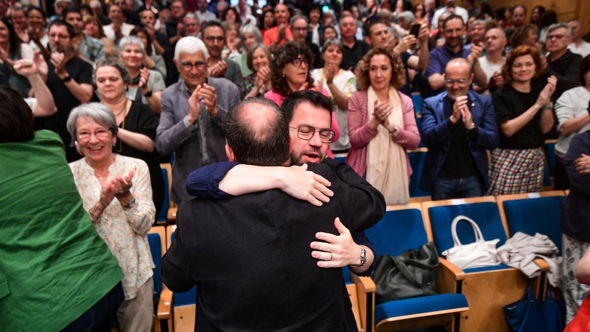 Abrazo entre Oriol Junqueras y Pere Aragonès este sábado en el míting de Vic.