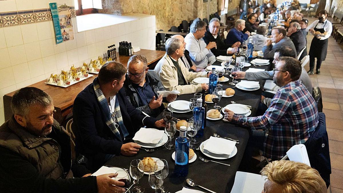 Un momento de la comida de la Cofradía del Cristo de Valderrey, con la reunión de hermanos. | Jose Luis Fernández