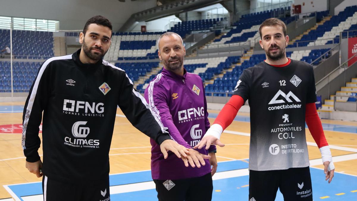 Fabio, Vadilo y Tomaz posan en la pista del Palau d&#039;Esports de Son Moix.