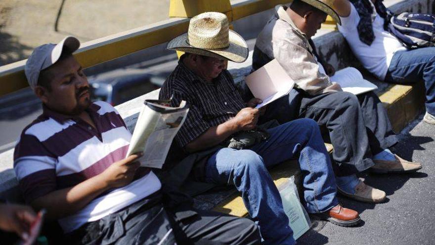 Miles de maestros protestan contra las reformas educativa y laboral en México