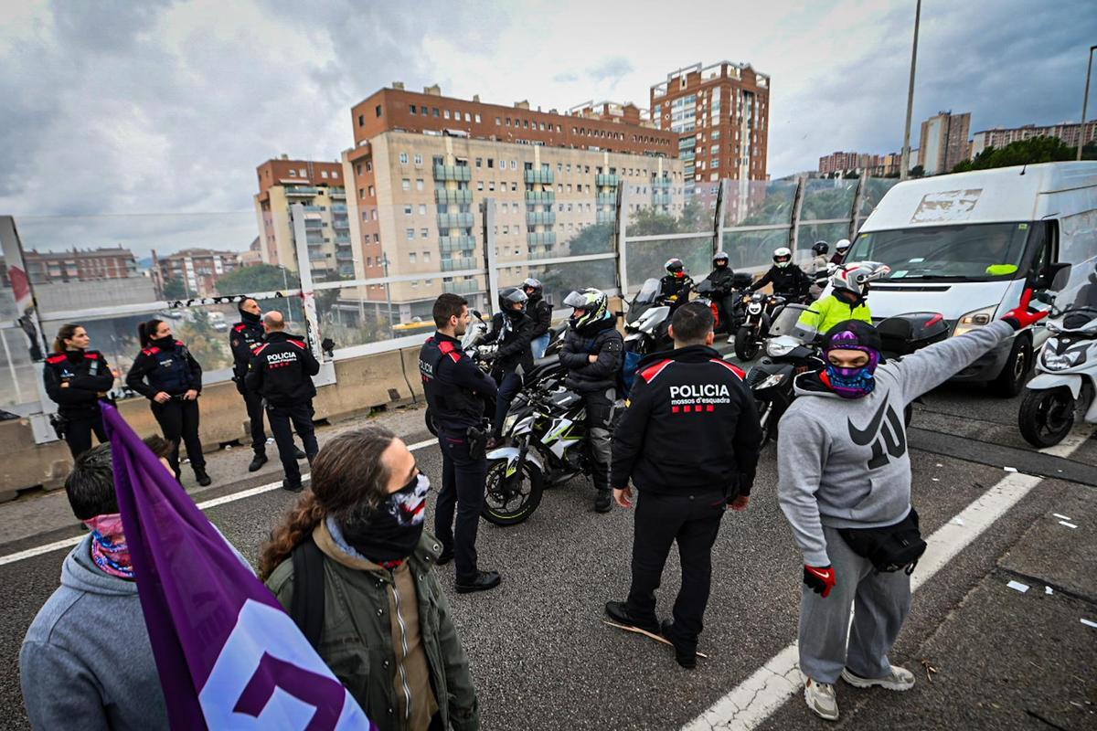 Manifestación de los trabajadores del metal en la B-20, a la altura de Cornellà